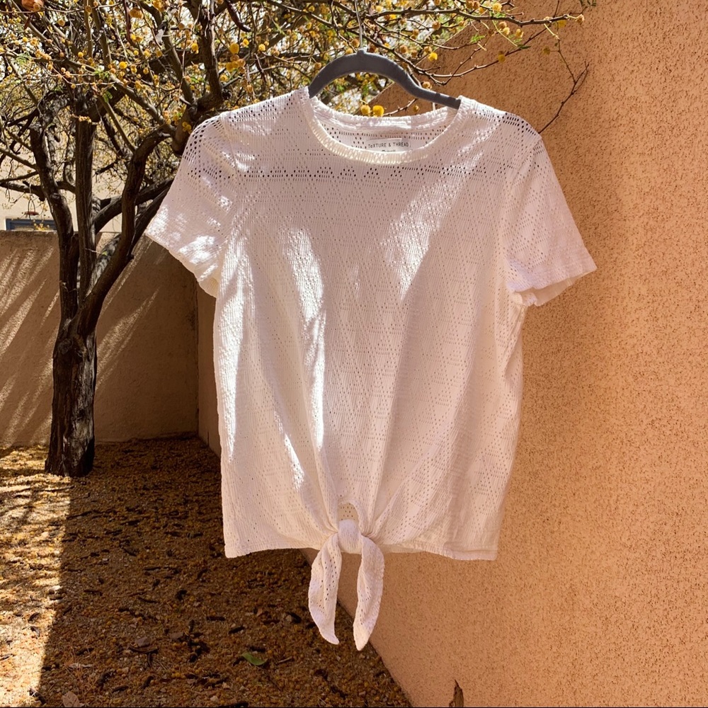 ✨SOLD✨ Madewell Modern Tie-Front Tee in Geo Eyelet - Picture 1 of 6